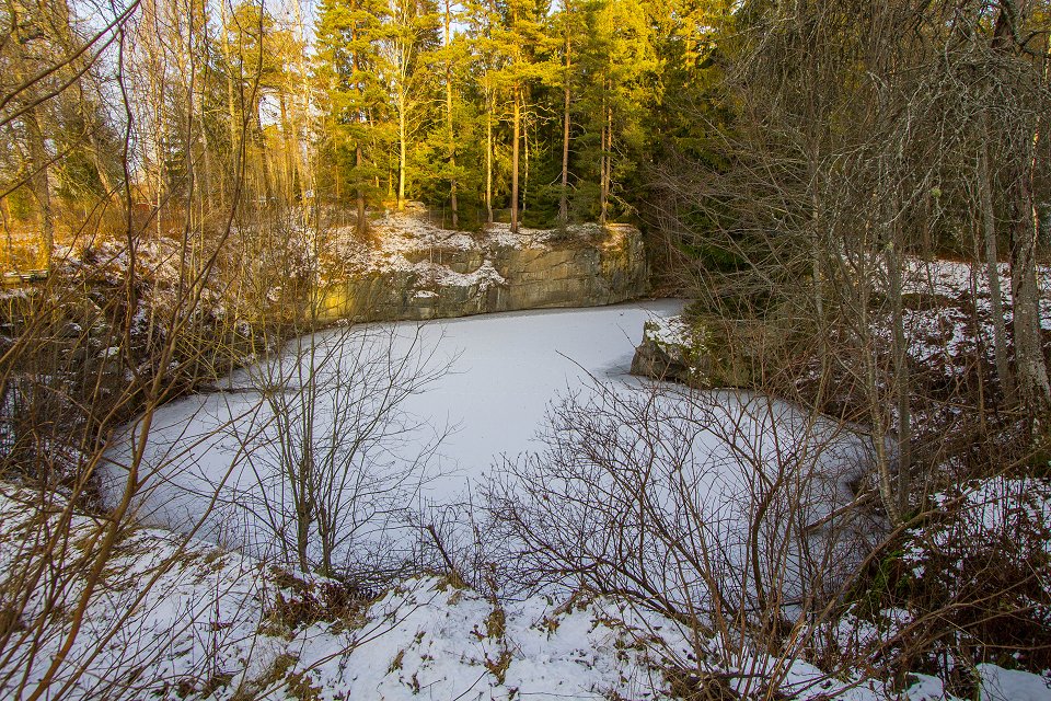 Norberg Mossgruvepark - december 2016 gruv damm med is