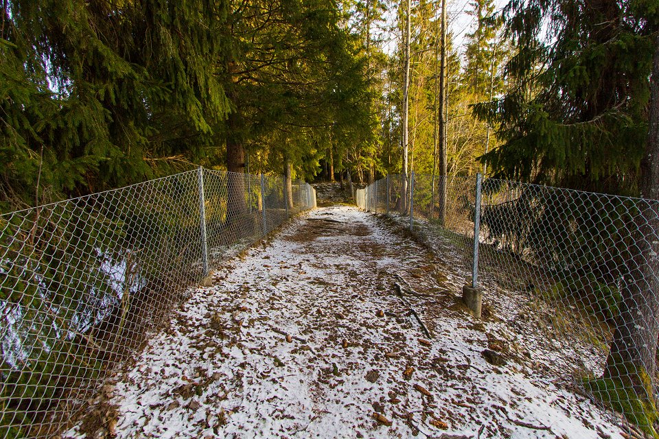 Norberg Mossgruvepark - december 2016 stig mellan staket