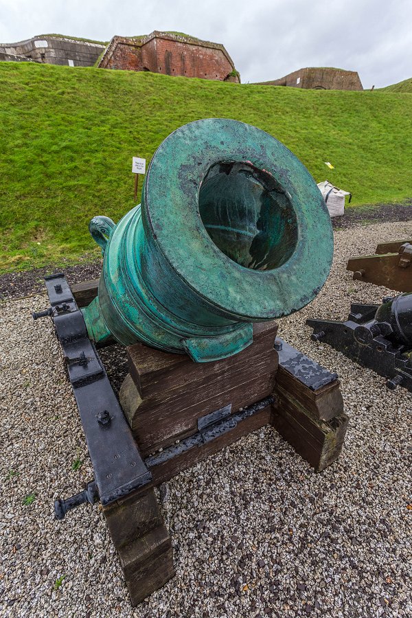 Fort Nelson - december 2015 green old canon