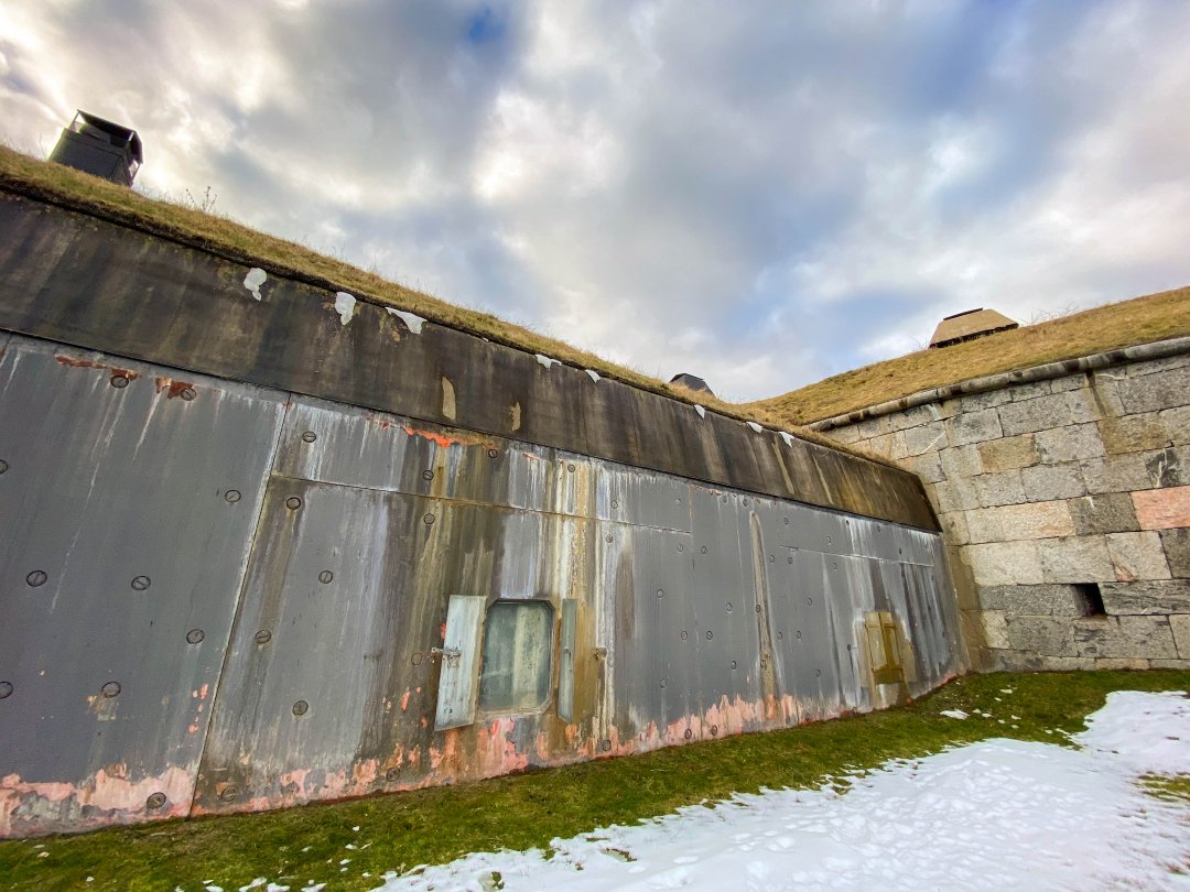 Oscar-Fredriksborgs fästning - mars 2023 grey wall
