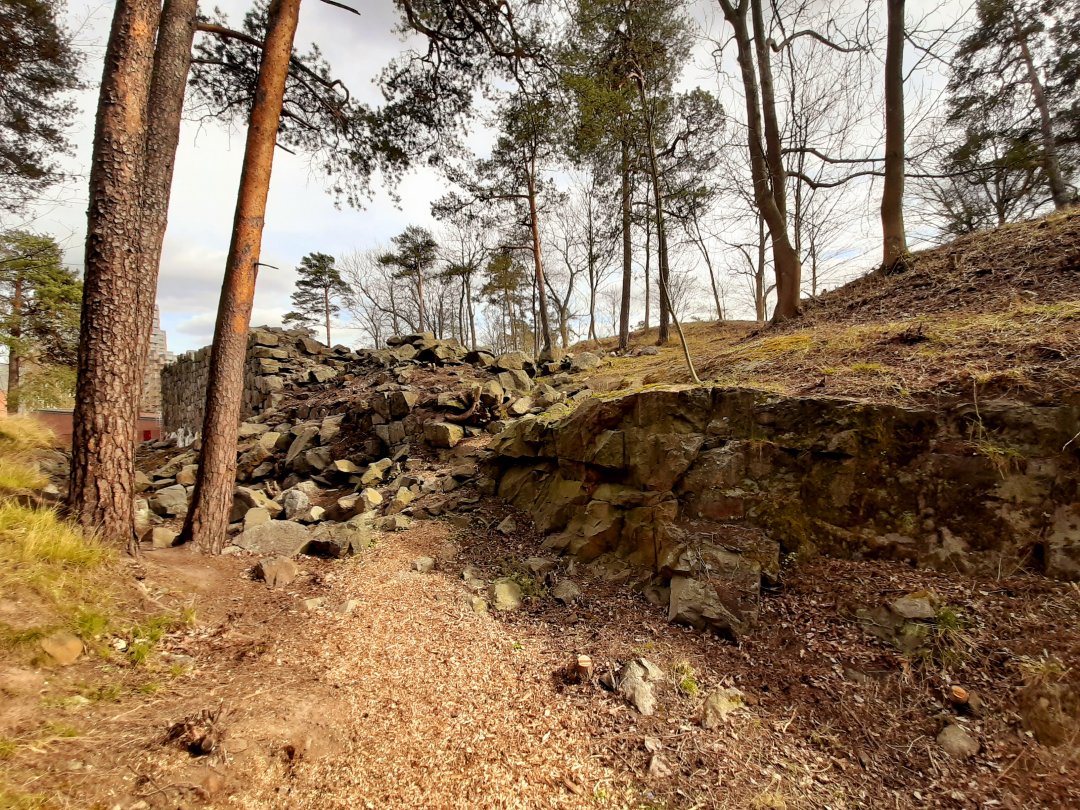 Ryssmuren Solna - april 2020 stigen till muren