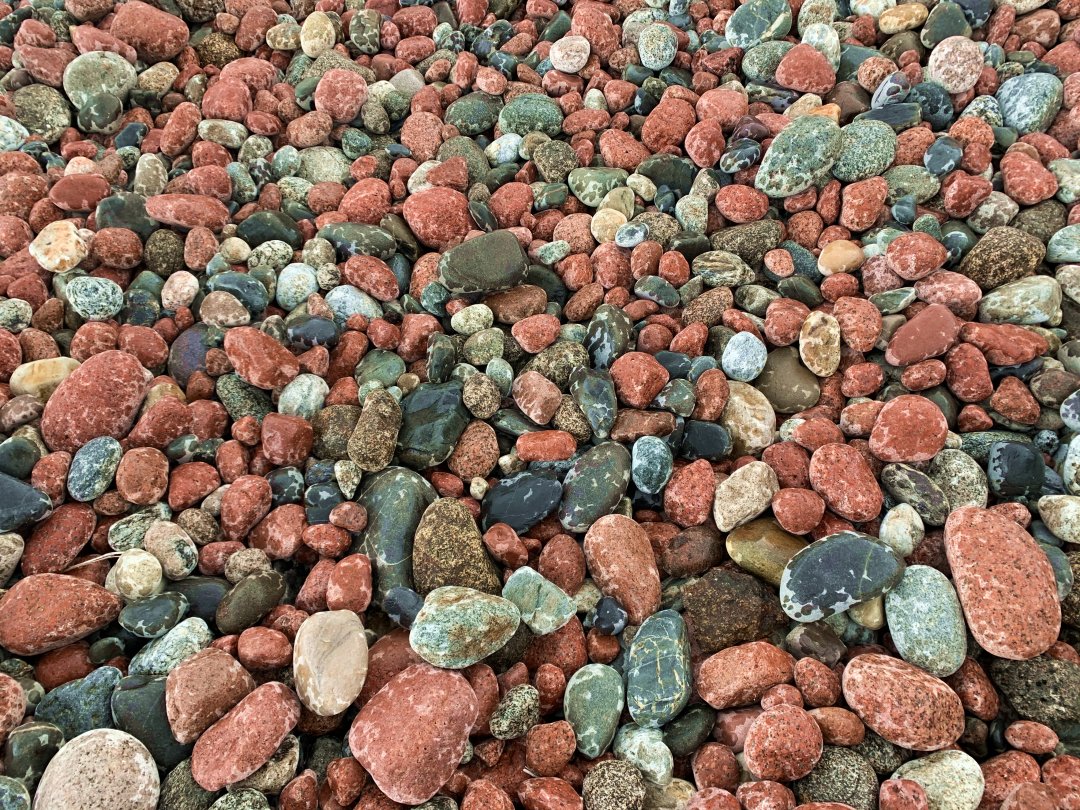 Kvarnviken, Ulvön - juli 2020 stenar pa stranden