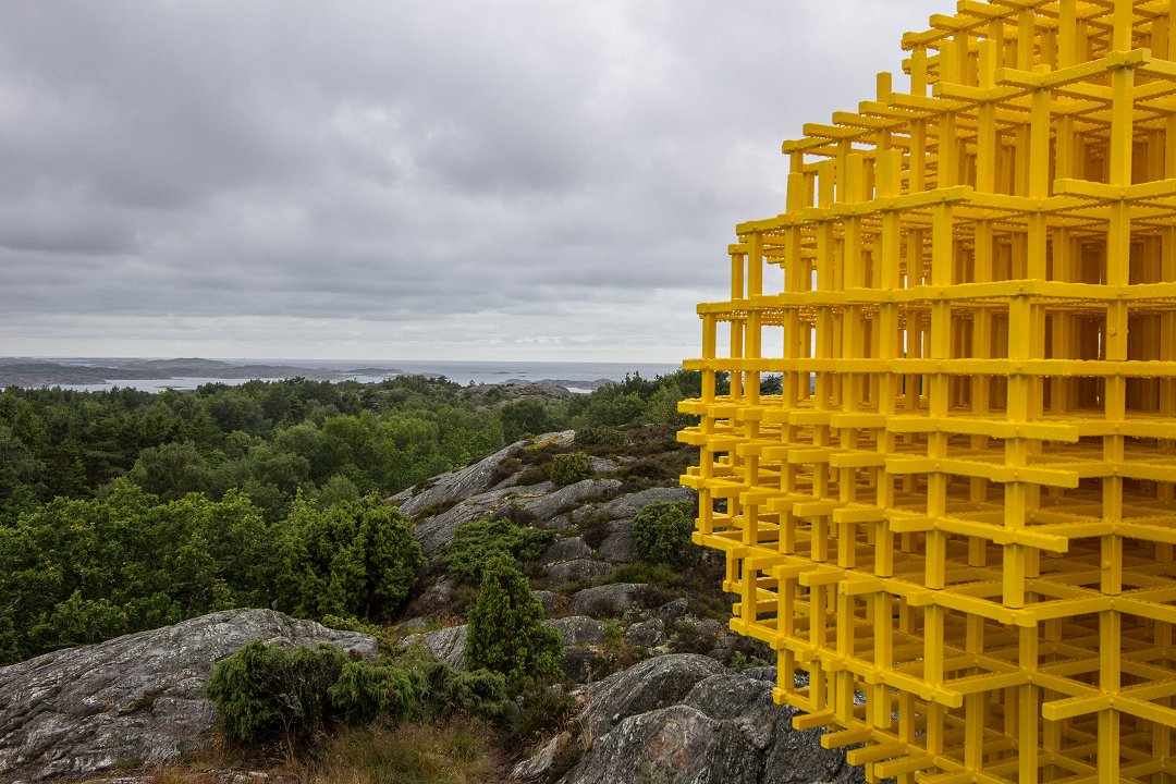 Pilane skulpturpark, Tjörn - juli 2014 gul struktur