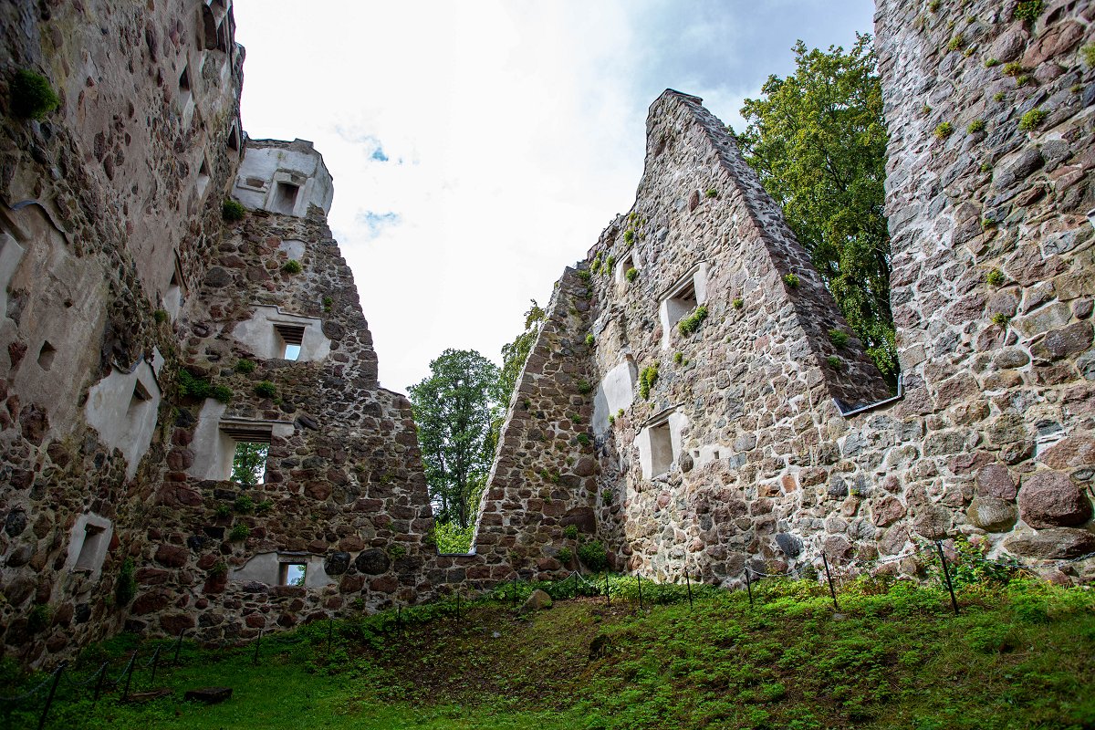 Bergkvara slottsruin - augusti 2019 inside the fortress