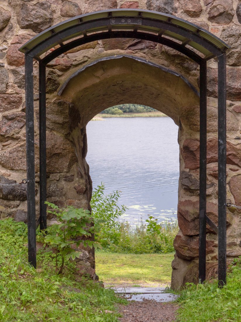 Bergkvara slottsruin - augusti 2019 porten mot sjon