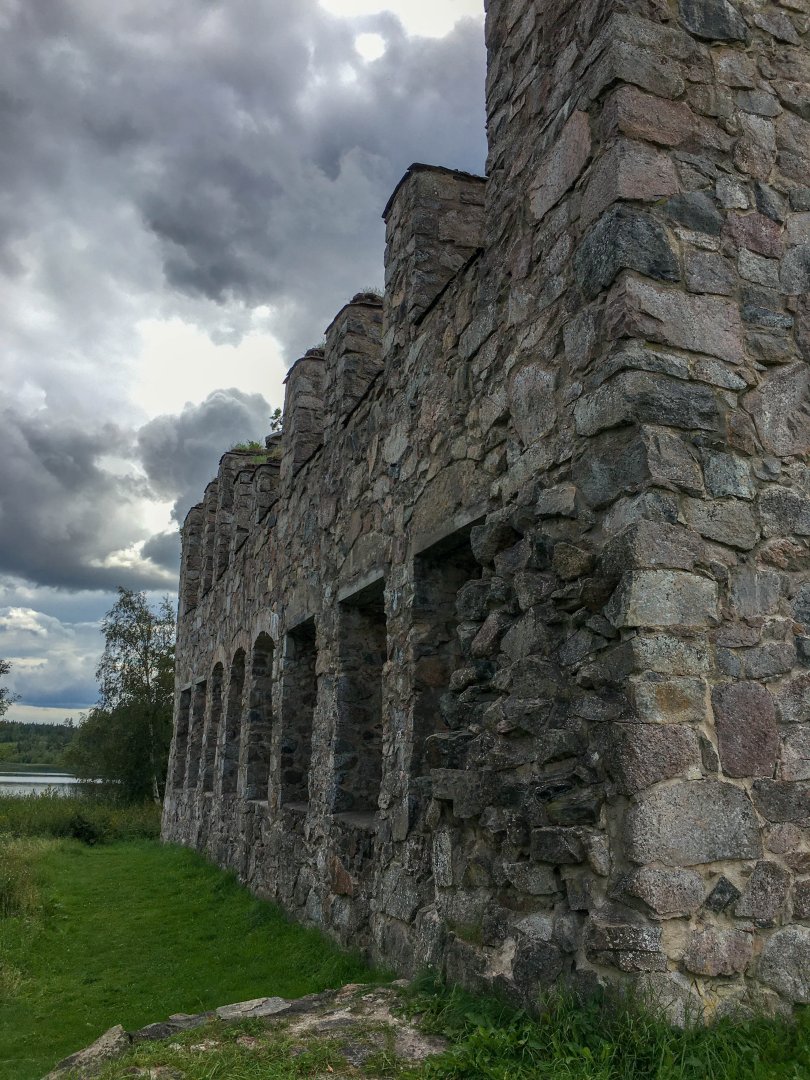 Eksjöhovgårds slottsruin, Sävsjö - augusti 2021 morka moln