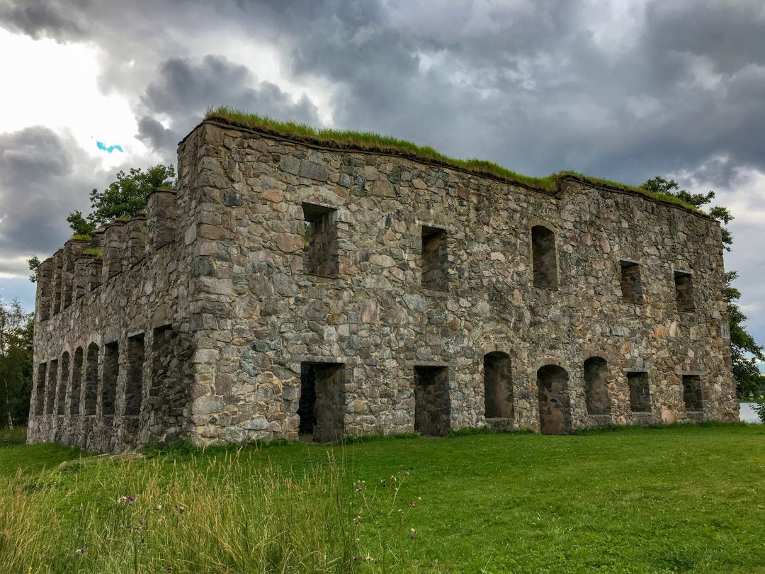 Eksjöhovgårds slottsruin, Sävsjö - augusti 2021 pampig byggnad