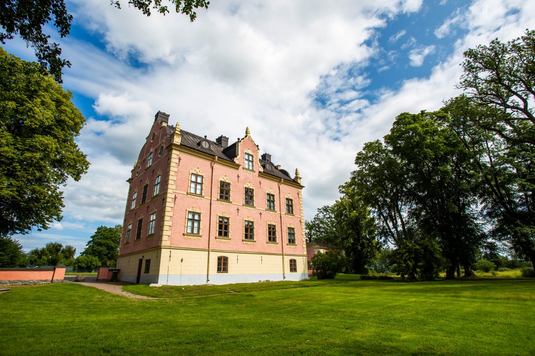 Skånelaholms slott - augusti 2019 fin grasmatta