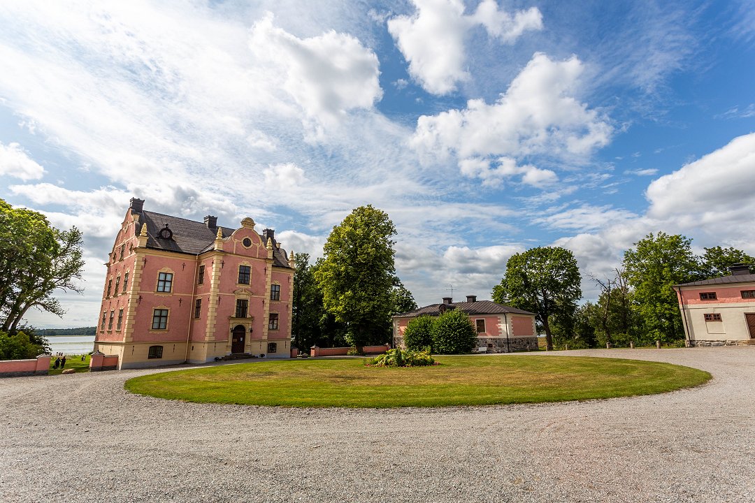 Skånelaholms slott - augusti 2019 gardsplanen