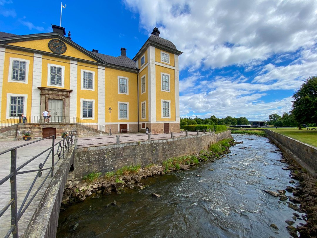 Strömsholms Slott - juli 2022 forsen vid slottet