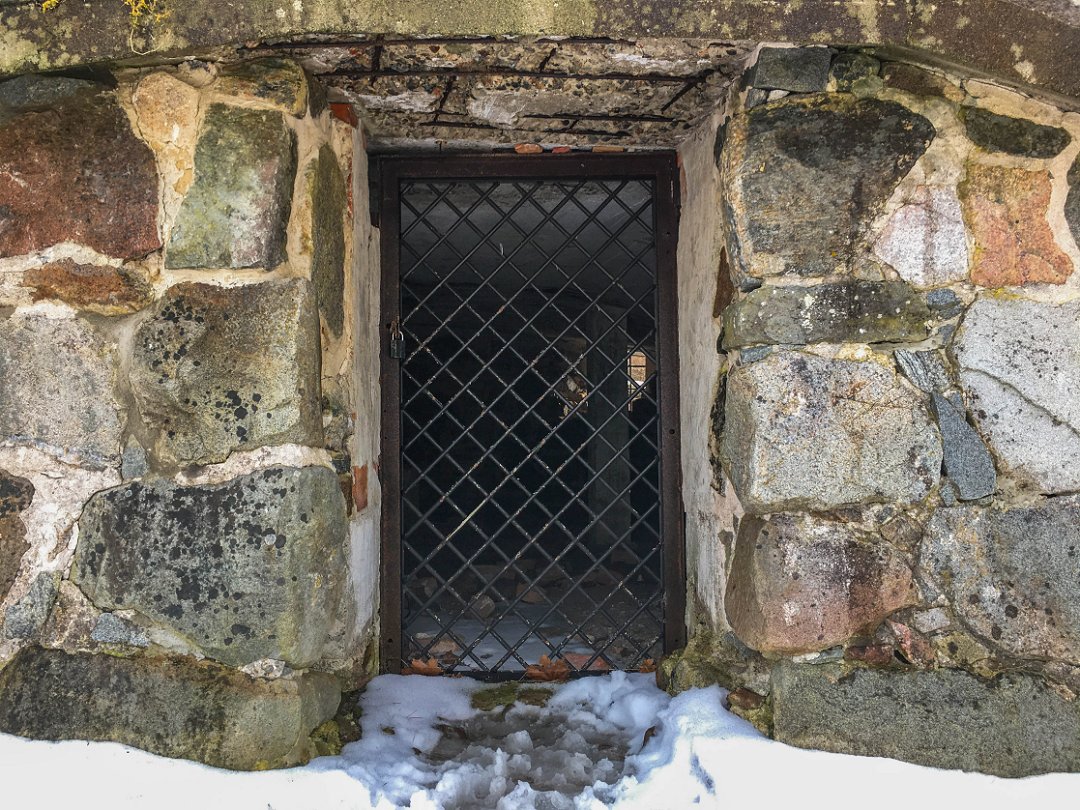 Svartsjö slottsruin, Ekerö - februari 2021 cellar door
