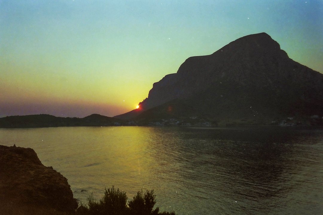 Kalymnos, Grekland - juli 1999 berg i solnedgang