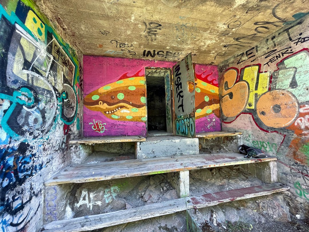 Bunker och skyttevärn, Hansta - juni 2023 bunker 06 laktare