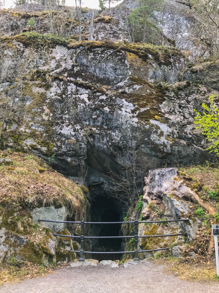 Hagaparken Grottan - maj 2017 stangsel framfor ingangen
