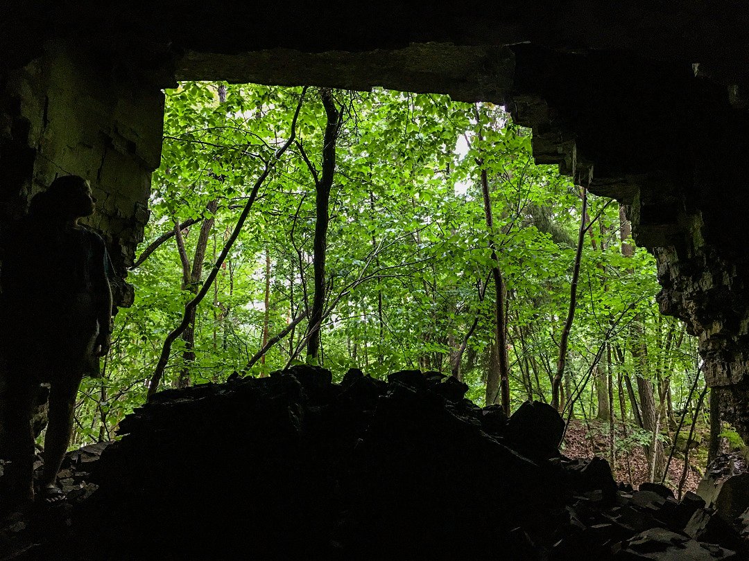 Nygårdsparks Naturreservat, grottor - juli 2021 grotta tjej