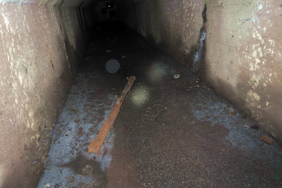 Stribergs gruvfält - juli 2017 tunnel rostig balk