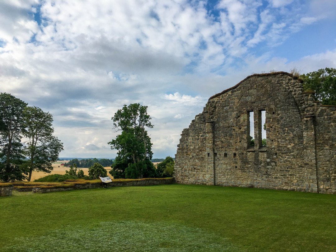 Riseberga klosterruin, Fjugesta - juli 2021 moln himmel