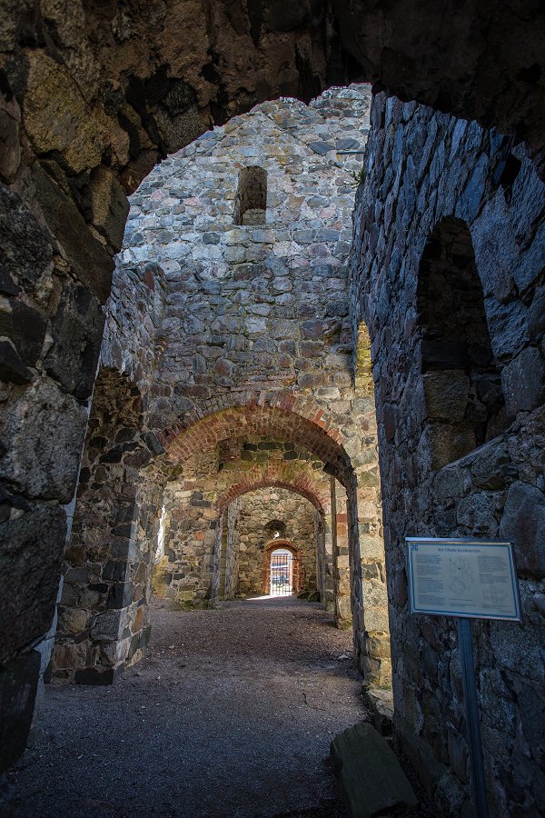 Sankt Olofs kyrkoruin Sigtuna - mars 2017 insidan av ruinen